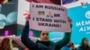 ARHIVA: Ruskinja anti-ratnom protestu u Njujorku.
