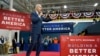 Presiden AS Joe Biden berbicara tentang lapangan pekerjaan manufaktur dan ekonomi di pabrik chip komputer di Bay City, Michigan, 29 November 2022 lalu (foto: ilustrasi). 