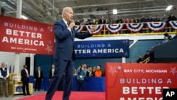 Presiden AS Joe Biden berbicara tentang lapangan pekerjaan manufaktur dan ekonomi di pabrik chip komputer di Bay City, Michigan, 29 November 2022 lalu (foto: ilustrasi). 