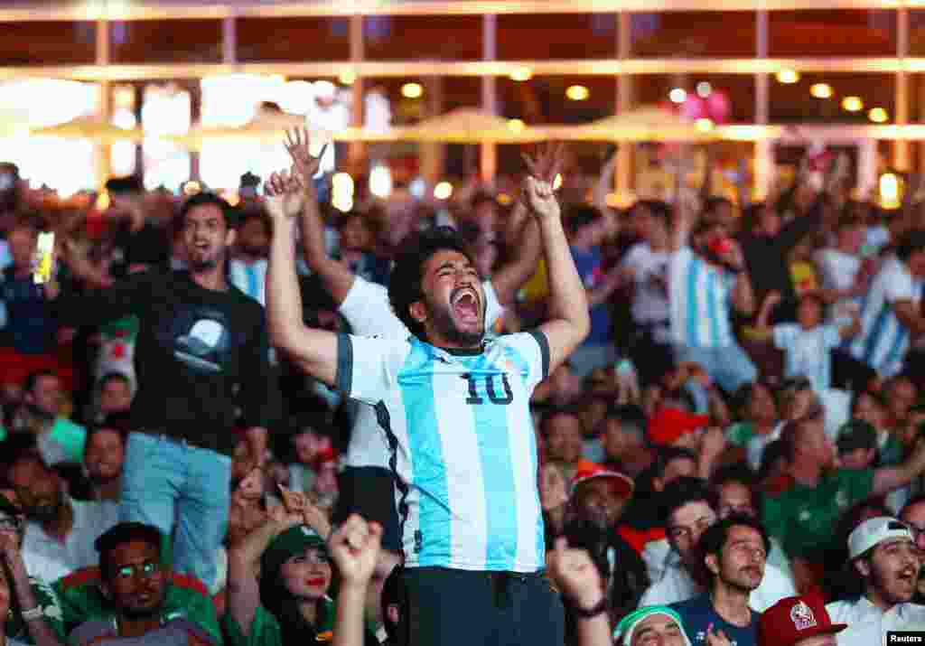 Yon fanatik Ajantin selebre apre Lionel Messi make premye gol seleksyon nasyonal la nan match Gwoup C yo kont Meksik, 26 Nov. 2022.