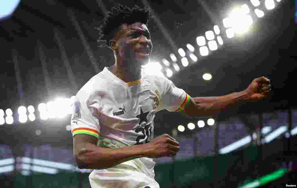 Jwe Ghana Mohammed Kudus selebre apre li make dezyem gol ekip li nan match Gwoup H li kont Kore di Sid, nan Mondyal Foutbol Qatar la, 28 Nov. 2022.