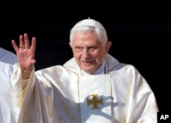 Paus Emeritus Benediktus XVI tiba di Lapangan Santo Petrus di Vatikan pada 19 Oktober 2014. (Foto: AP)