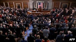 Speaker wa baraza la wawakilishi Kevin McCarthy akikula kiapo Januari 7, 2023