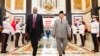 Menteri Pertahanan Indonesia Prabowo Subianto (kanan) dan Menteri Pertahanan AS Lloyd Austin (kiri) meninggalkan konferensi pers bersama setelah pertemuan di Jakarta, 21 November 2022. (WILLY KURNIAWAN / POOL / AFP)