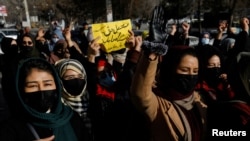 Sejumlah perempuan Afghanistan memprotes kebijakan larangan menempuh pendidikan di bangku perguruan tinggi bagi perempuan di negara tersebut dalam aksi di Kabul, Afghanistan, pada 22 Desember 2022. (Foto: Reuters/Stringer)