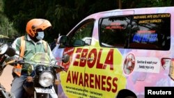 Mobil van Ebola Awareness melaju di sepanjang Jalan Kyadondo di tengah wabah Ebola, di Kampala, Uganda, 27 Oktober 2022. (Foto: Reuters)