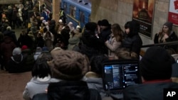 지난달 5일 우크라이나 수도 크이우에서 러시아의 공습에 대비해 지하철역으로 대피한 시민들.