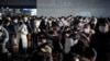 Warga China menjelang perayaan Tahun Baru Imlek di Shanghai, China 16 Januari 2023. (Foto: REUTERS/Aly Song)