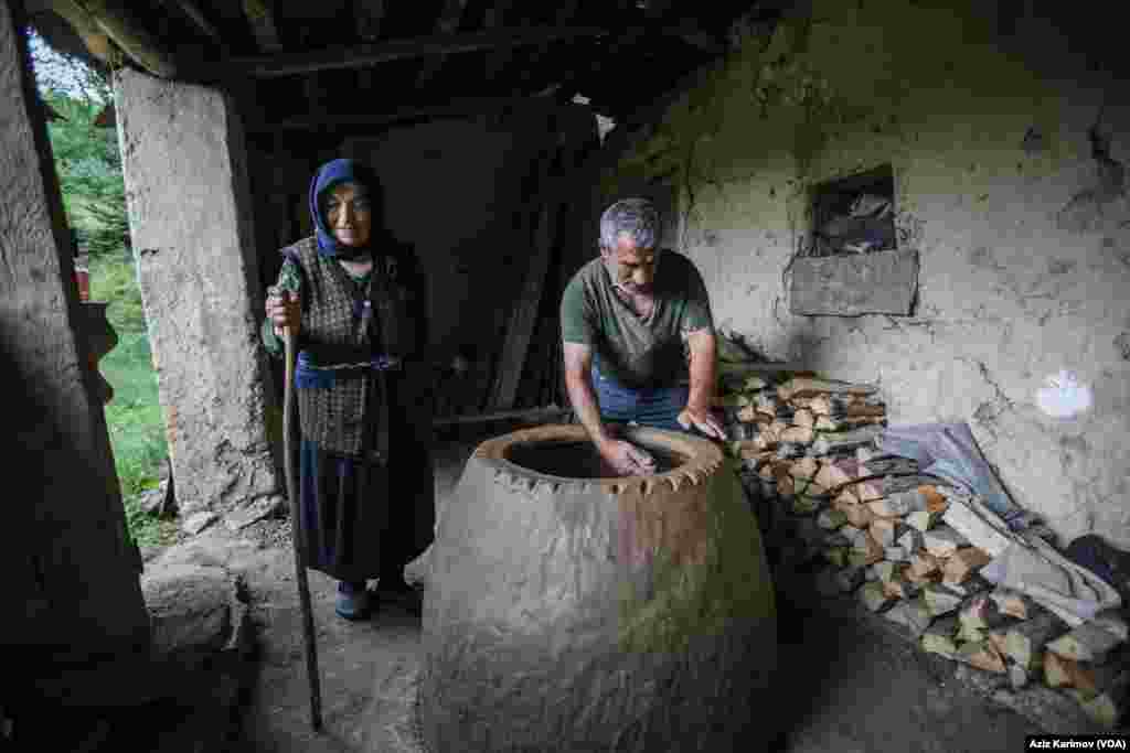 Sədrəddin təndiri ancaq may ayından başlayaraq hazırladığını deyir: “İndiki durumda həm gil tapmaq çətindir, həm də hazırlanan təndir soyuqda gec quruyur. Ona görə, may ayından başlayaraq sentyabrın sonuna qədər təndir hazırlayıram. Sifarişlərdən asılı olaraq, ayda 1 yaxud 2 təndir hazırlamaq mümkündür.” (22 iyul, 2022)