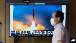 Mtu akitazama urushaji wa silaha kutoka Korea kaskazini kwenye picha ya maktaba. 
