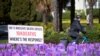 Seorang pengendara sepeda melewati ratusan bendera yang melambangkan lebih dari 10.000 orang yang telah meninggal karena overdosis obat beracun di British Columbia, Kanada, 14 April , 2022. (REUTERS/Jesse Winter/File Foto)