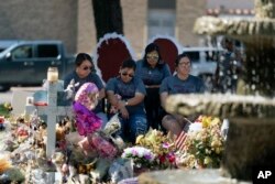 FILE - kundi la walimju kutoka Dilley, Texas, wakiomboleza mauaji ya shule ya msingi Uvalde, Texas, June 3, 2022.
