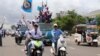 សកម្មជននិងអ្នកគាំទ្រចូលរួមហែក្បួនចុង​ក្រោយ​នៃ​យុទ្ធ​នាការ​ឃោសនាបោះឆ្នោត​ឃុំសង្កាត់ ​របស់​គណបក្ស​ប្រជា​ជន​កម្ពុជា ​នៅ​ក្នុង​ក្រុង​សៀម​រាប នៅ​ថ្ងៃទី០៣ ខែមិថុនា ឆ្នាំ ២០២២។ (លាស់ លីបលីប​/​វីអូអេ) 