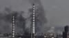 Asap mengepul dari Kota Sievierodonetsk di tengah pertempuran antaran pasukan Rusia dan Ukraina di kota tersebut pada 14 Juni 2022. (Foto: AFP/Aris Messinis) 