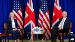 PM Inggris yang mundur, Liz Truss (kiri) dan Presiden AS Joe Biden ketika mengadakan pertemuan bilateral di sela Sidang Umum PBB ke-77 di markas besar PBB di New York, 21 September 2022 lalu.