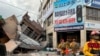 Petugas pemadam kebakaran bekerja di lokasi runtuhnya sebuah bangunan setelah gempa berkekuatan 6,8 SR, di Yuli, Kabupaten Hualien, Taiwan, 18 September 2022. (Foto: via REUTERS)