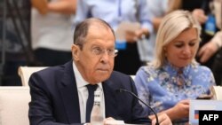 Menlu Rusia Sergei Lavrov menghadiri pertemuan para menteri luar negeri negara-negara anggota Organisasi Kerjasama Shanghai (SCO) di Tashkent, 29 Juli 2022. (Handout / KEMENTERIAN LUAR NEGERI RUSIA / AFP) 