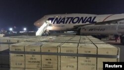 Msaada wa silaha kwa Ukraine kutoka kwa serikali ya Marekani ukipakuliwa kutoka kwa ndege katika uwanja wa ndege wa kimataifa wa Boryspil, nje ya mji wa Kyiv, Ukraine Feb 13, 2022