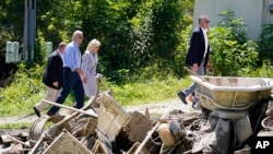 Presiden AS Joe Biden dan ibu negara Jill Biden mengunjungi wilayah yang terdampak banjir di Lost Creek, Kentucky, pada 8 Agustus 2022. (Foto: AP/Evan Vucci)