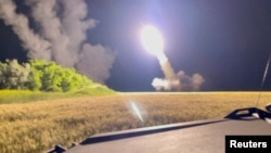 우크라이나군이 러시아군과 맞선 전선에서 미국산 고속기동포병로켓시스템(HIMARS·하이마스)을 발사하고 있다. 지난달 소셜미디어에 올라온 영상 캡쳐. (자료사진)