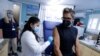 Tareco Timothy menerima vaksin cacar monyet di sebuah klinik kesehatan di Fire Island-Cherry Grove, New York, pada 15 Juli 2022. (Foto: Reuters/Eduardo Munoz)