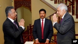 Presiden sementara Ranil Wickremesinghe, kanan, menyapa Ketua Hakim Jayantha Jayasuriya saat upacara pengambilan sumpah di Kolombo, Sri Lanka, 15 Juli 2022. (Foto: via AP)