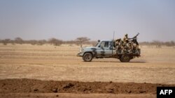 Des soldats burkinabés patrouillent à bord d'un pick-up sur la route de Dori au camp de réfugiés de Goudebo, le 03 février 2020 .(Archives)