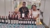 L'entrepreneur Kanyi Ben (à g.) lors d'une séance de dégustation de son vin à base de fruits à Lomé, Togo, juillet 2022. 