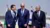 Presiden AS Joe Biden disambut oleh Perdana Menteri Israel Yair Lapid (kanan) dan Presiden Isaac Herzog (kiri), setelah tiba di Bandara Ben Gurion di Tel Aviv Rabu, 13 Juli 2022. 