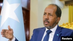 Presiden Somalia Hassan Sheikh Mohamud berbicara dalam wawancara bersama dengan Reuters di Istana Kepresidenan di Mogadishu, Somalia, pada 28 Mei 2022. (Foto: Reuters/Feisal Omar) 