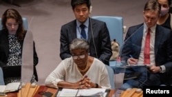 Duta Besar AS untuk PBB Linda Thomas-Greenfield (depan) membacakan pernyataan mengenai upaya menjaga perdamaian dan keamanan di Ukraina dalam sidang Dewan Keamanan PBB di markas PBB di New York, pada 29 Juli 2022. (Foto: Reuters/Jeenah Moon)