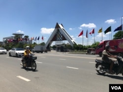 Bendera negara peserta pertemuan ASEAN terlihat di depan Bandara Internasional Phnom Penh pada 29 Juli 2022. (Hul Reaksmey/VOA Khmer)