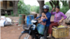 អ្នកស្រី​ ជា ចន្នី​​ អ្នកទិញត្រីនៅឃុំ​កំពង់​ភ្លុក​ ស្រុកប្រាសាទ​បាគង ខេត្តសៀមរាប ថ្ងៃទី​២ ខែមិថុនា​ ឆ្នាំ​២០២២ ។ ​(វីអូអេ)