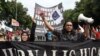 Wartawan mengangkat tangan saat mereka berbaris bersama dengan buruh Indonesia dalam pawai memperingati hari Buruh di Jakarta, 1 Mei 2007. (Foto: AFP)