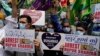 Aksi protes Muslim India di Mumbai, India, Senin, 6 Juni 2022, dengan memegang plakat, menuntut penangkapan Nupur Sharma, juru bicara partai nasionalis Hindu yang berkuasa yang dianggap mengeluarkan pernyataan menghina Islam dan Nabi Muhammad. (AP Photo/Rafiq Maqbool)