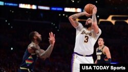 Anthony Davis des Los Angeles Lakers tente un shoot devant Davon Reed des Denver Nuggets.