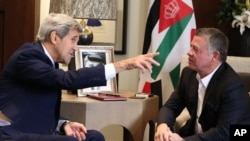 Raja Yordania Abdullah II (kanan) bertemu Menteri Luar Negeri AS John Kerry di istana di Amman, membahas krisis Israel dan Palestina (24/10). (AP/Raad Adayleh)
