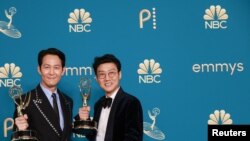 12일 미국 로스앤젤레스에서 열린 제 74회 에미상에서 감독상을 받은 '오징어 게임'의 황동혁(오른쪽) 감독과 남우주연상 이정재 씨가 트로피를 들어 올리고 있다.