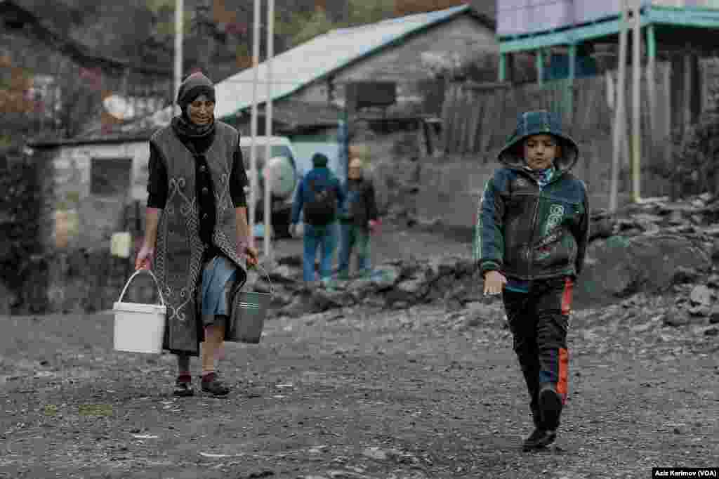 Bu dəfə yolumuzu Daşkəsinin mərkəzindən təxminən 7-8 km aralıqda yerləşən “mineral kəndi”-nə saldıq.