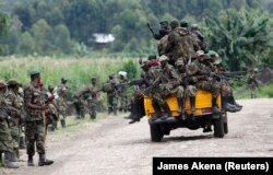 Wapiganaji wa kundi la waasi wa M23 wakiondoka kutoka mji wa Sake, kilomita 42 (maili 26) magharibi ya mji wa Goma, mashariki ya DRC Novemba 30, 2012. fighters rebels / Goma DRC Congo. REUTERS/James Akena