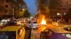 Sebuah sepeda motor polisi dibakar saat protes atas kematian Mahsa Amini, seorang perempuan yang meninggal setelah ditangkap oleh "polisi moral"di Teheran, Iran 19 September 2022. (Foto: WANA via REUTERS)