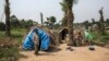 Un déplacés pygmée regarde à l'extérieur de sa maison, à Oicha, en RDC, le 16 décembre 2017.