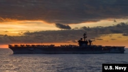 Kapal induk kelas Nimitz USS Carl Vinson (CVN 70) saat transit di Laut Cina Selatan, 10 Februari 2018. (Foto: dok).