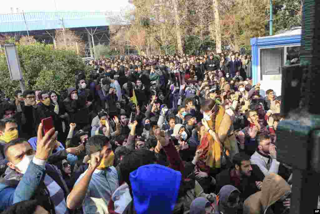 تہران کی عدالتِ انقلاب کے سربراہ جج موسیٰ غضنفر آبادی نے کہا ہے کہ مظاہرین کی فردِ جرم میں "محاربہ" (خدا کے خلاف جنگ چھیڑنے)کا الزام بھی شامل ہوگا جس کی ایران کے قانون میں سزا موت ہے۔