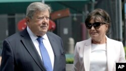 Viktor dan Amalija Knavs, orang tua Melania Trump usai disumpah sebagai warga negara AS, di New York, Kamis (9/8). 