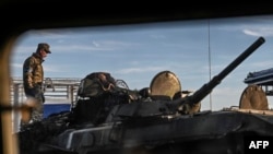 Seorang anggota pasukan Ukraina berdiri di atas sebuah tank di Kharkiv, pada 9 Spetember 2022. (Foto: AFP/Juan Barreto)