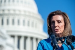Ketua DPR Nancy Pelosi berbicara pada 24 September 2021, di luar US Capitol di Washington. (Foto: AFP)