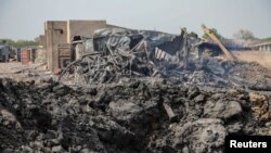 Kondisi kerusakan yang timbul akibat ledakan di gudang amunisi militer di N'Djamena, Chad, pada 19 Juni 2024. (Foto: Reuters/Israel Matene)