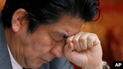 PM Jepang Shinzo Abe saat memberikan keterangan di depan anggota parlemen di Tokyo, Rabu 28/1 (foto: dok).