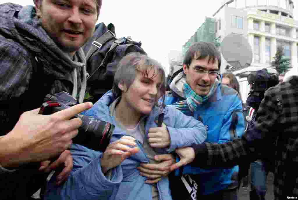 Yekaterina Samutsevich after she was freed from the courtroom in Moscow October 10, 2012.